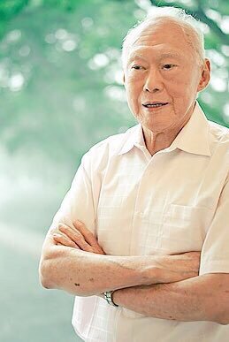 حينما يسير اللصوص في الطرقات آمنين فهناك سببين:
- النظام لص كبير
- الشعب غبي أكبر

 - لي كوان