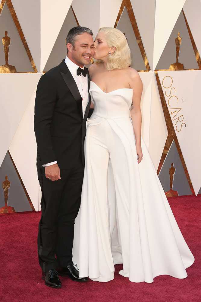 ELLEUK's tweet photo. Taylor Kinney supporting @ladygaga as she sings for survivors of sexual abuse was just <3 https://t.co/IVmoHhm9Gy https://t.co/USt328uKDo