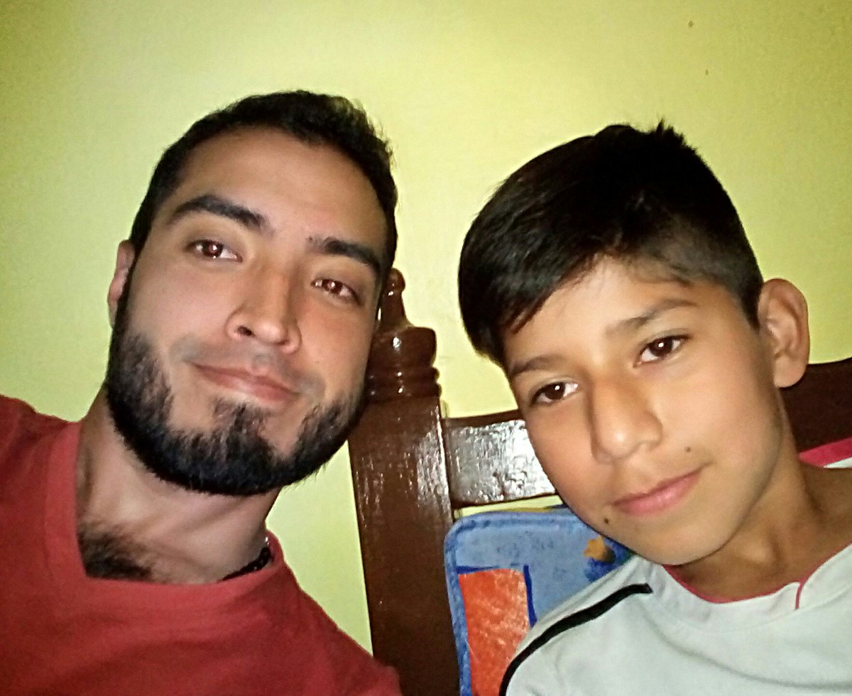 omarcisneroks's tweet photo. Selfie con mi tío #ElMasPeque https://t.co/eEjbZGyM0t