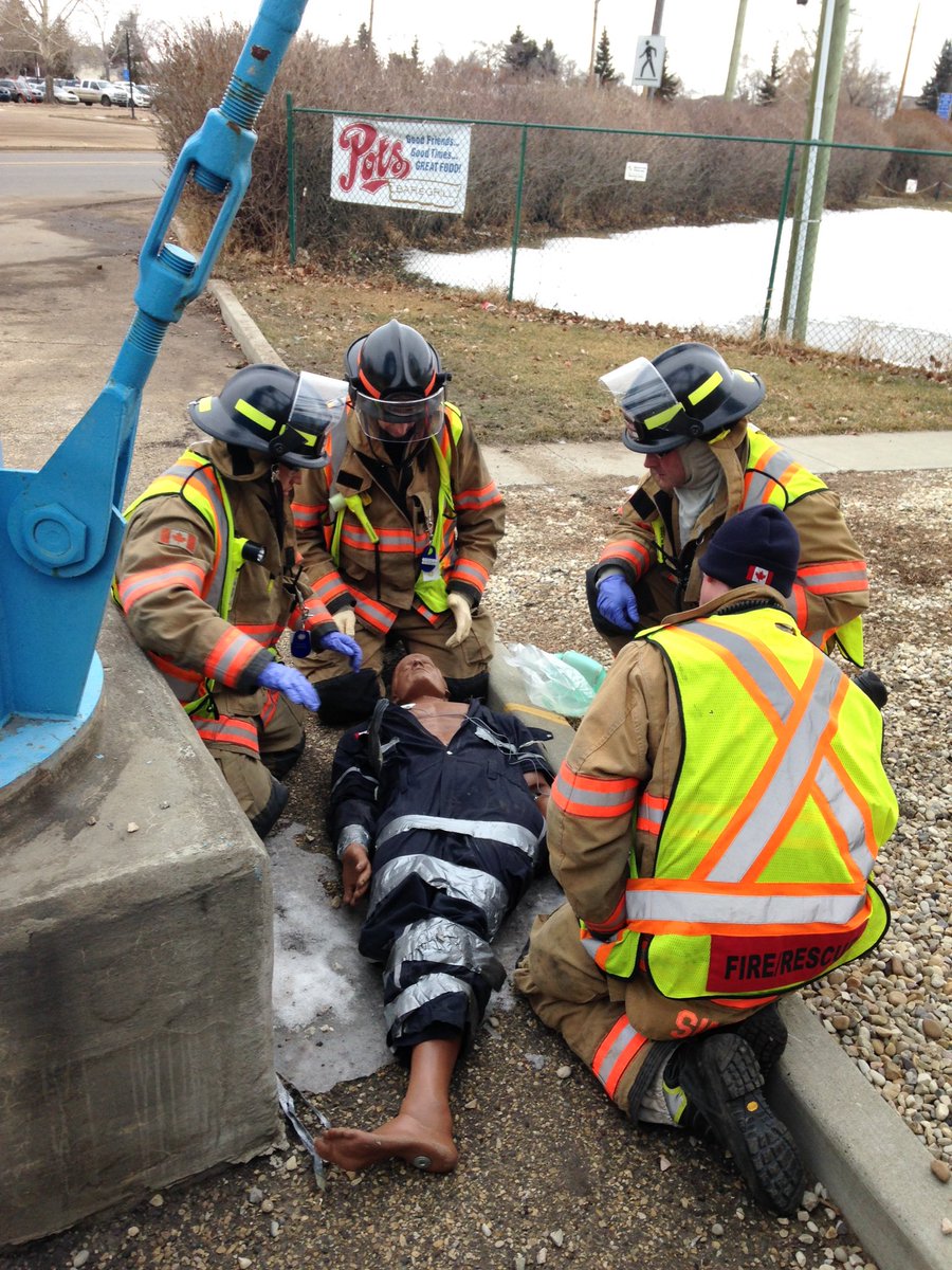 Grant911Fire's tweet image. @fsfddc #FortsaskFD took First aid training scenarios  ! #teamwork #learningthecraft #commitment