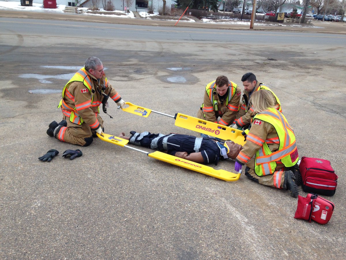 Grant911Fire's tweet image. @fsfddc #FortsaskFD took First aid training scenarios  ! #teamwork #learningthecraft #commitment