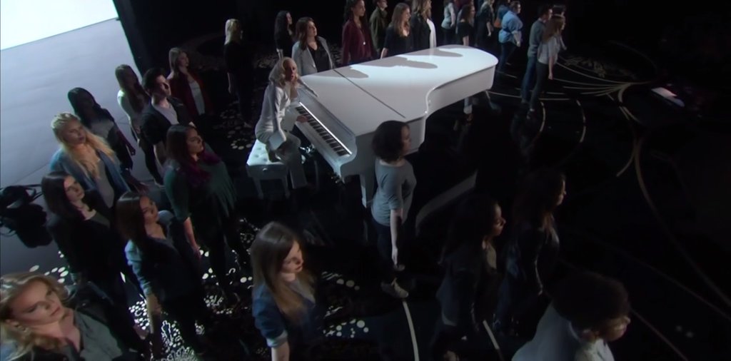 Emocionante actuación de <a href="/ladygaga/">Lady Gaga</a> con "Till it happens to you", sobre el abuso sexual en las universidades. #Oscars