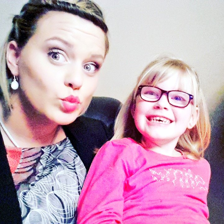 manonsecret9's tweet photo. Manon vous fait de gros bisou les loulous 💋 ainsi que sa fille  💋❤ https://t.co/G595z3YhVC