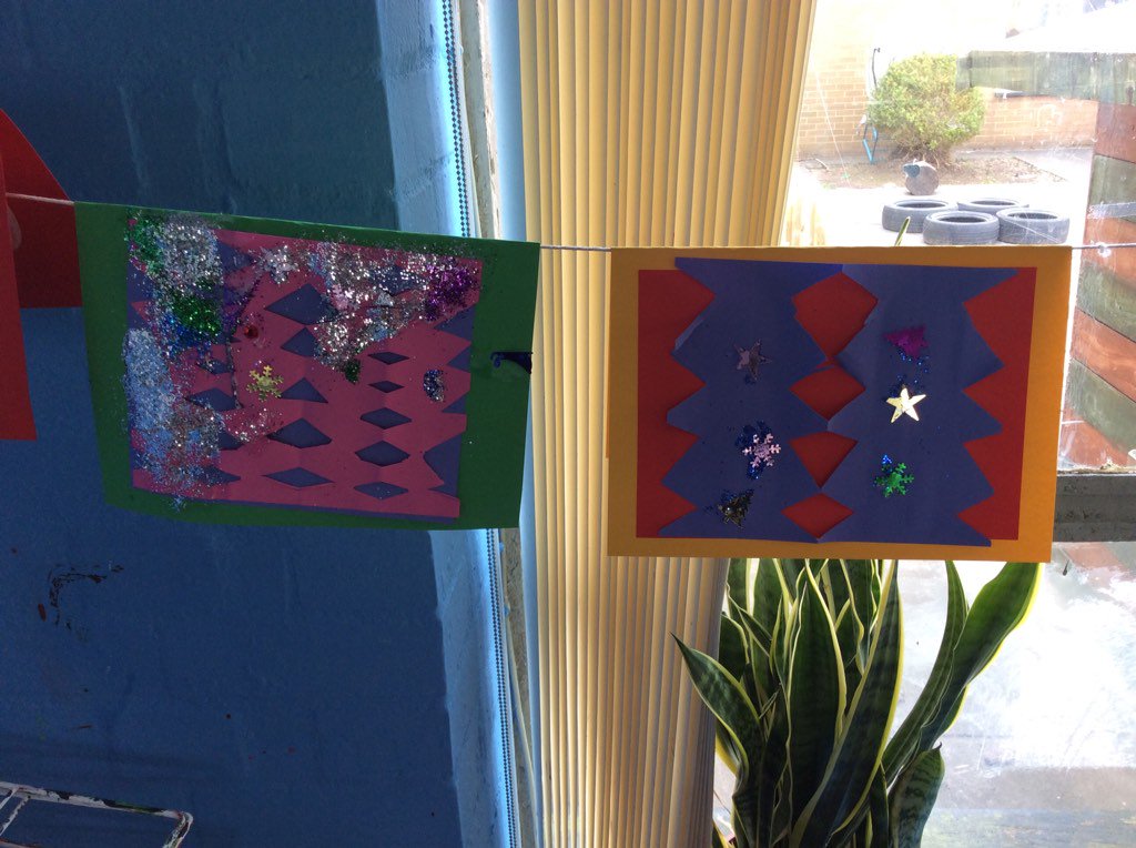 Springwood_Prm's tweet image. Reception are busy using their great cutting skills to make their Mother&apos;s Day cards, this morning! #springpd