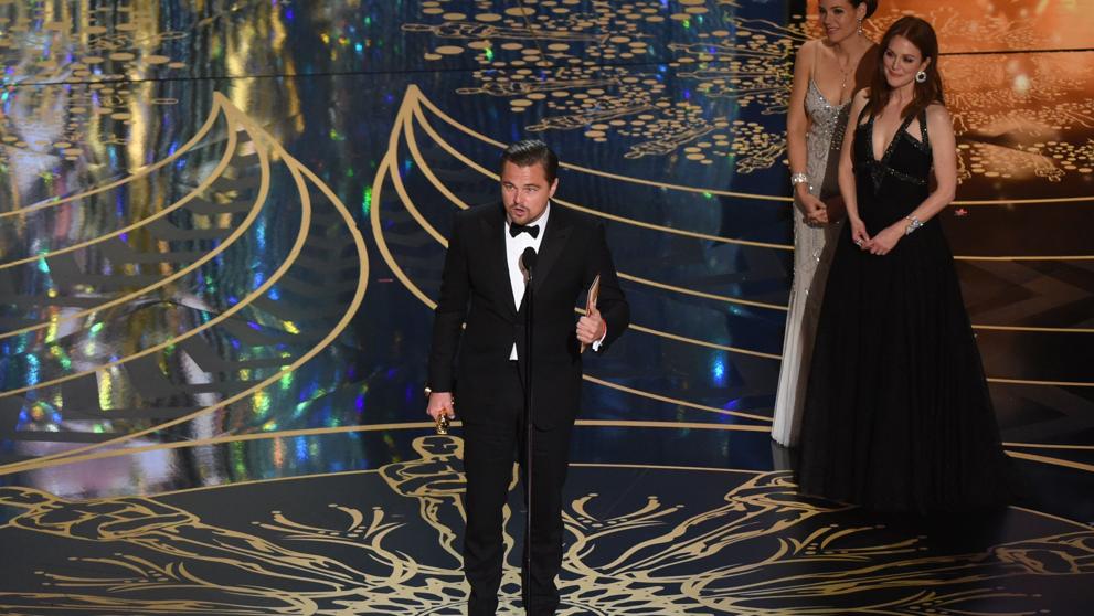 LaVanguardia's tweet photo. Leonardo DiCaprio gana (por fin) su Oscar al mejor actor https://t.co/Ydvkr6NeBJ https://t.co/m0f5agZ9zL