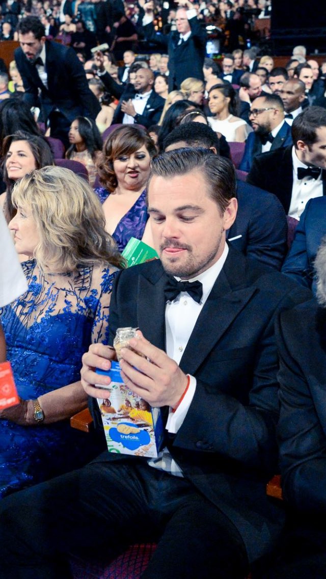 TheAmazingBeck's tweet photo. Honestly, I'm just happy Leo got his cookies. #Oscars https://t.co/McdsduVIWO