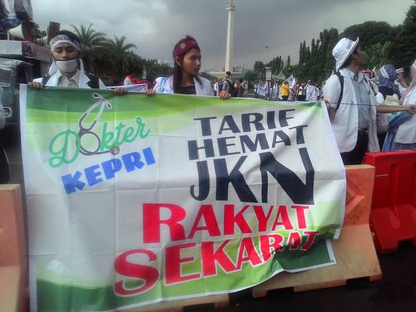 detikcom's tweet image. Unjuk Rasa Bubar, para Dokter Muda Menyimpan Harapan de.tk/VIQ2ON