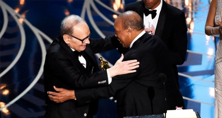 binauralblog's tweet photo. Ennio Morricone gana su primer Oscar a mejor banda sonora por “Hateful Eight” https://t.co/cAkNL6mun4 #Oscars https://t.co/IALtmB4b4v