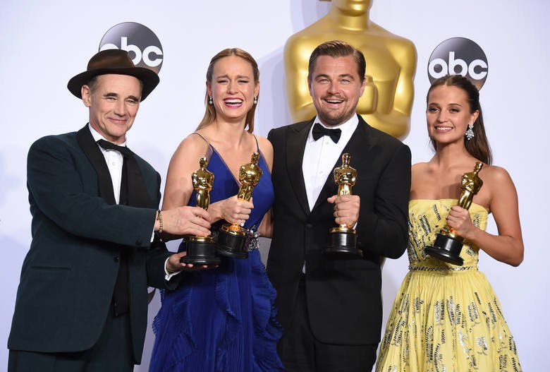 #Oscary2016 Leonardo DiCaprio wreszcie dostał statuetkę! "Spotlight" najlepszym filmem  polskatimes.pl/aktualnosci/a/…
