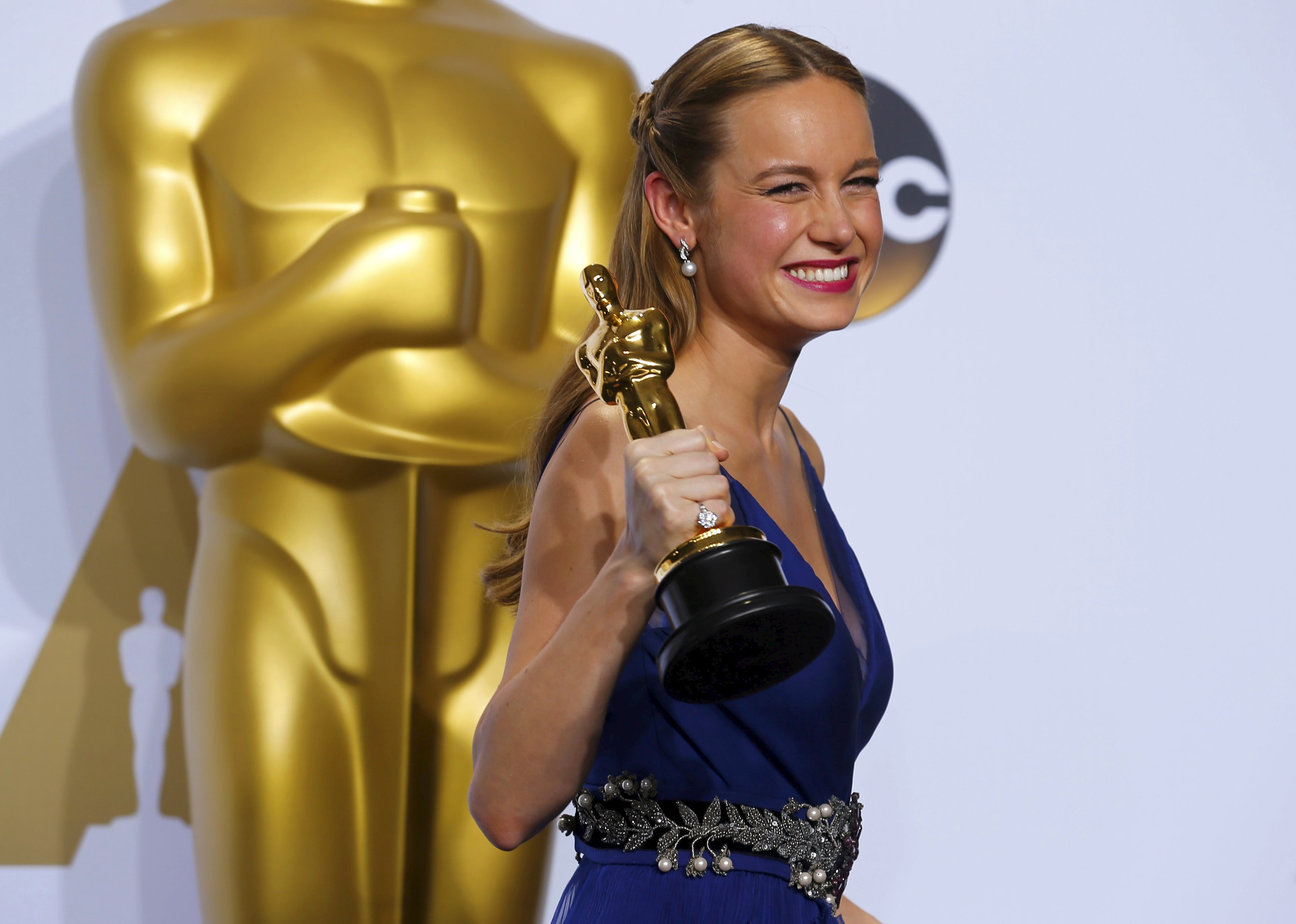 Дэмьен шазелл фото. Рене зеллвегер оскар. Премия оскар. Прикольный оскар. Квинка оскар.