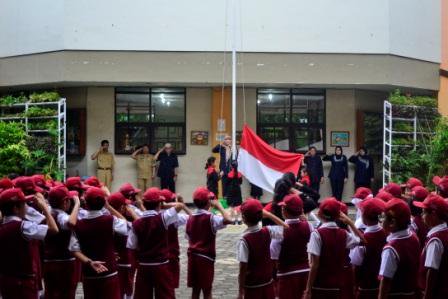 sdbpiyes2's tweet photo. Senin#Upacara#GPS
@ridwankamil,@disdik_bandung,@bplh_kotabdg,@GPSbdg,@se_bdg,@relawan_bdg,@aheryawan,@pietdoank https://t.co/MMv1kApkje