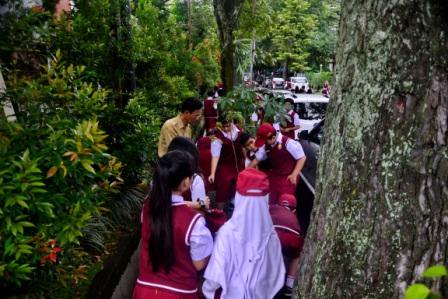 sdbpiyes2's tweet photo. Senin#Upacara#GPS
@ridwankamil,@disdik_bandung,@bplh_kotabdg,@GPSbdg,@se_bdg,@relawan_bdg,@aheryawan,@pietdoank https://t.co/MMv1kApkje