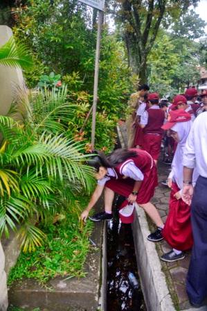 sdbpiyes2's tweet photo. Senin#Upacara#GPS
@ridwankamil,@disdik_bandung,@bplh_kotabdg,@GPSbdg,@se_bdg,@relawan_bdg,@aheryawan,@pietdoank https://t.co/MMv1kApkje
