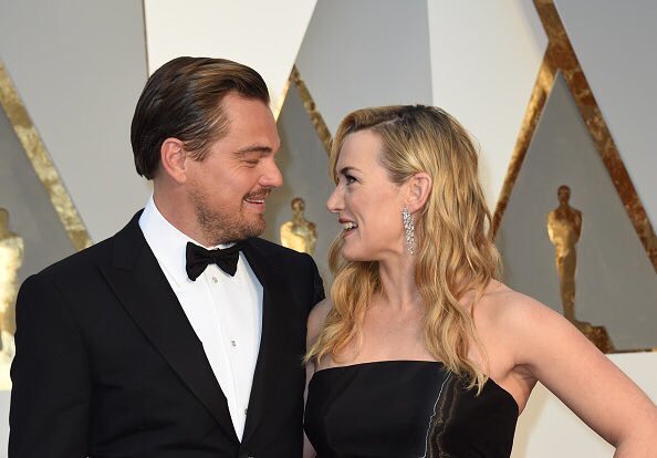 NinaMyQueen_x's tweet photo. Leonardo DiCaprio and Kate Winslet omg so cute. #Oscars https://t.co/jG08ziL53y