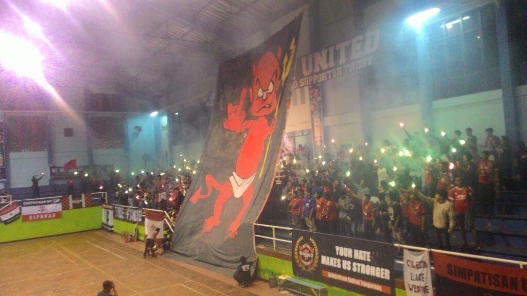 praha_botak's tweet photo. We don't care about what you say! #MUFC #SimpatisanUtd https://t.co/8EipgAPc71