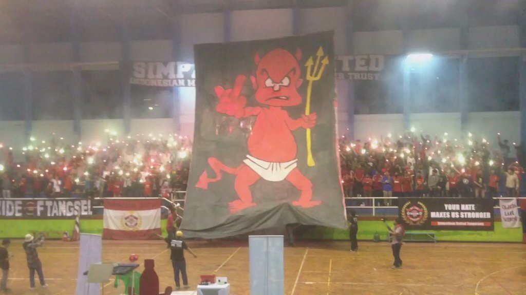 praha_botak's tweet photo. We don't care about what you say! #MUFC #SimpatisanUtd https://t.co/8EipgAPc71