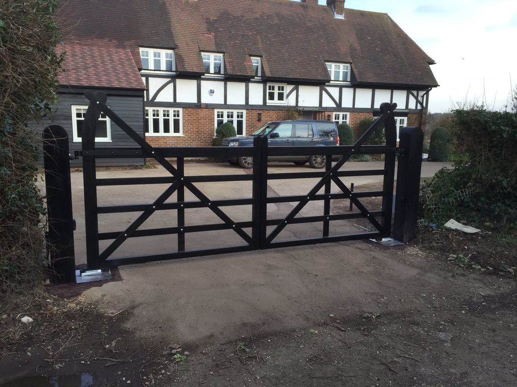GDLAutomation's tweet photo. Nice job. Two pairs of gates in the popular five bar gate style with Came underground automation https://t.co/41vSkZkm83