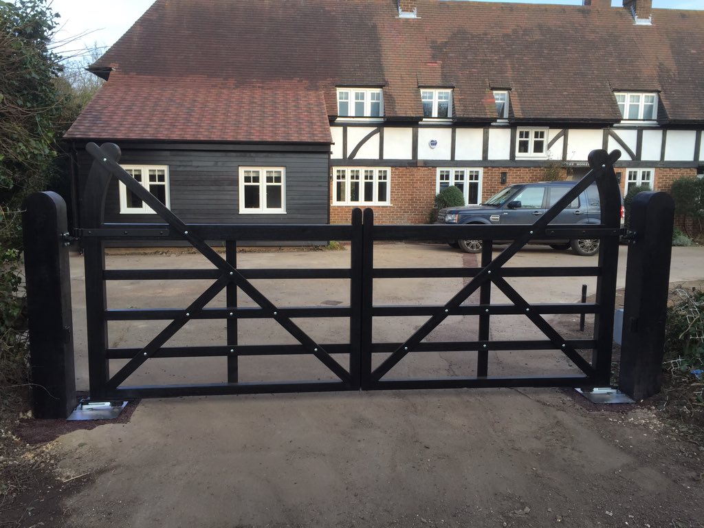 GDLAutomation's tweet photo. Nice job. Two pairs of gates in the popular five bar gate style with Came underground automation https://t.co/41vSkZkm83