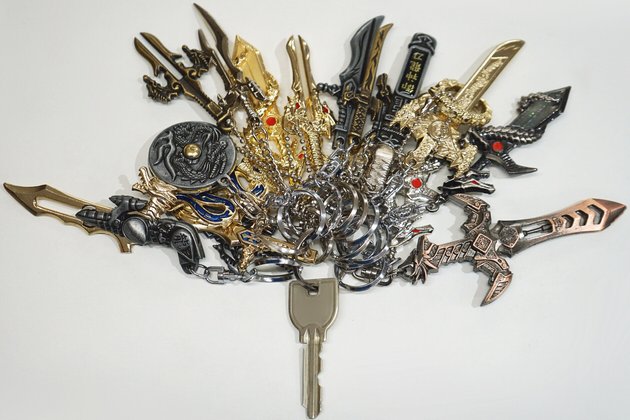 男なら絶対買ったことのあるドラゴン×剣のキーホルダー。大量につけ