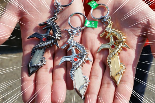 男なら絶対買ったことのあるドラゴン×剣のキーホルダー。大量につけ