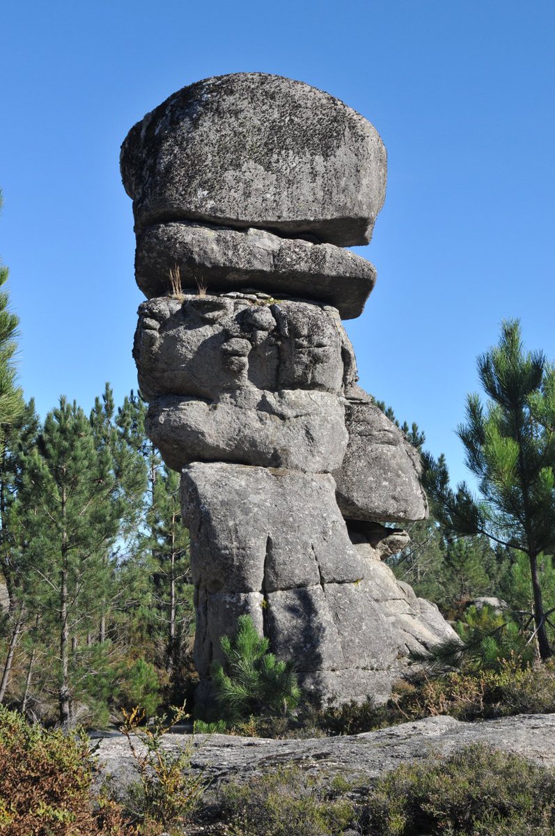 Coñeces as picas ou pedras cabaleiras do Xurés? Nas imaxes a pica da Illa, Entrimo.