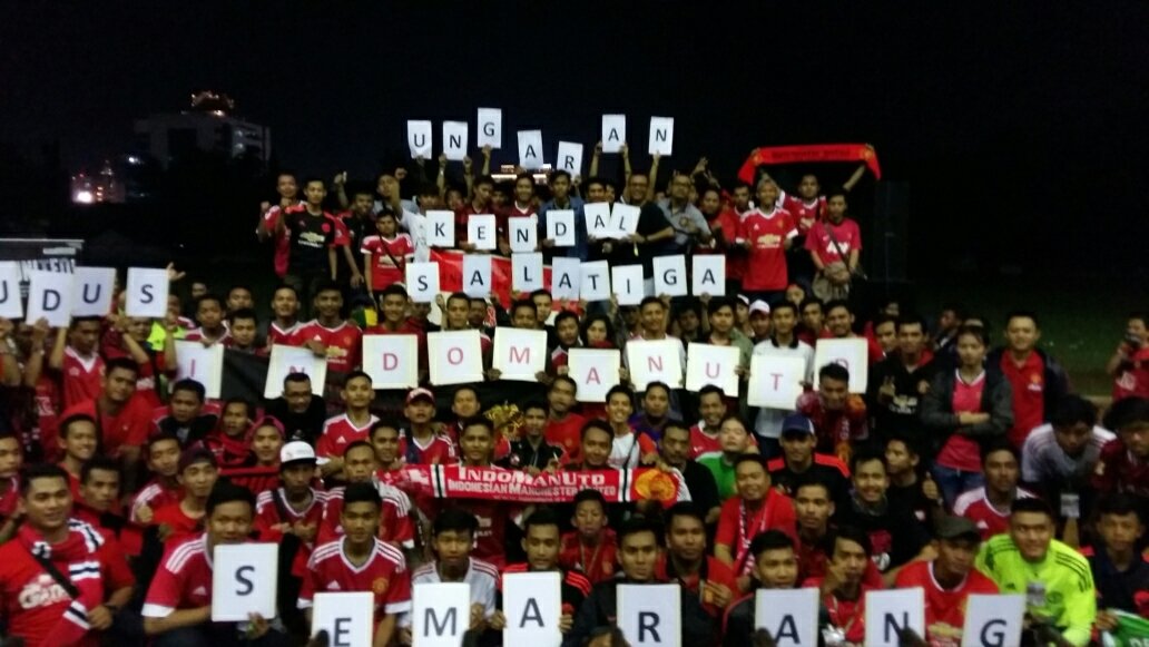 DrisytaE's tweet photo. We are happy family.. #WEAREUNITEDID #YOUC1000ISOTONIC #INDOMANUTD @Indomanutd_Smg @indomanutd @YouC1000Water https://t.co/GFkYWDSrxg