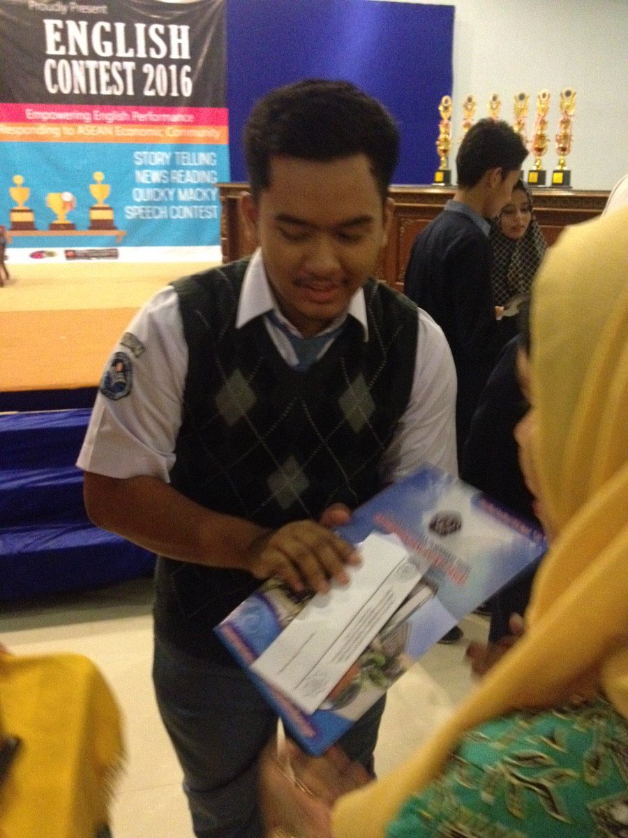 Selamat kepada M.Rizky Maulana (XI IS 1) yang telah menjadi Juara 1 lomba NewsReading EC UPS 2016 Tk. Jateng+Cirebon