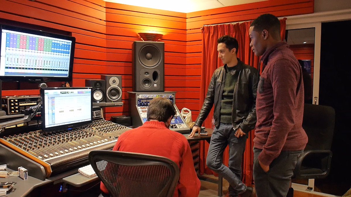 Bergitoo97's tweet photo. News projets coming soon !!! #daretobedifferent #music #FolkArt #studio
#lifeproducer #singer #urbain #lifestyle https://t.co/DsFNe4eUnY