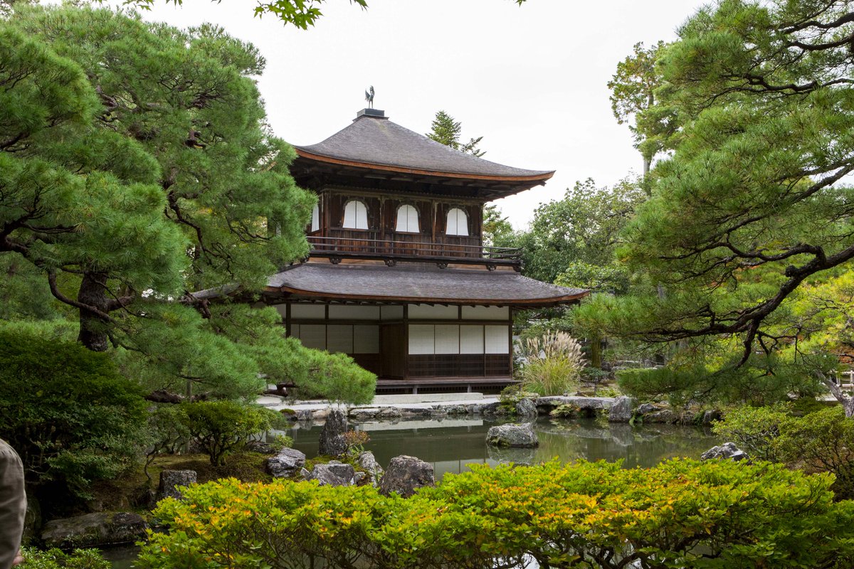 Uzivatel 株式会社イラスト リオ Na Twitteru 15年10月27日に撮影した銀閣寺 正式には慈照寺 じしょうじ といい 金閣寺と並んで京都楼閣建築の代表寺院 室町幕府８代将軍の足利義政で祖父 足利義満が建てた北山山荘 金閣寺 を参考に 東山文化の代表