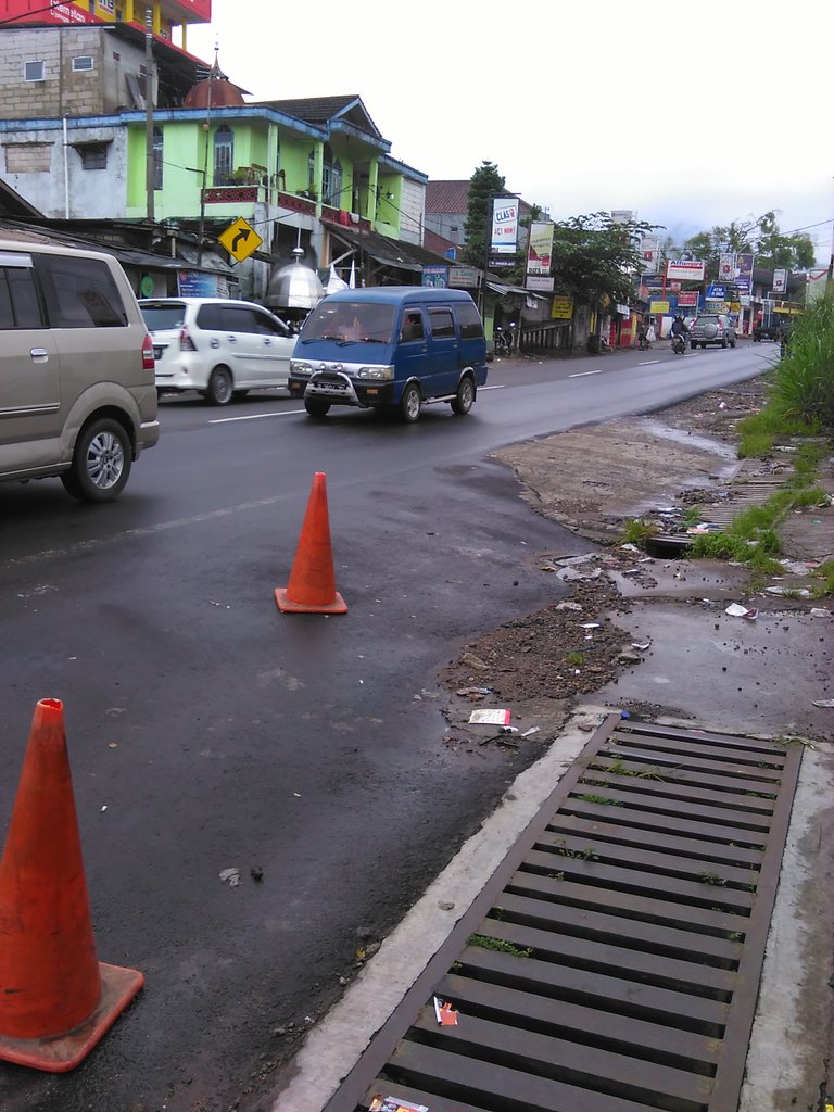 Arus lalin di dpn cimory puncak bgr terpantau lancar utk dua arahya.cuaca mendu g stelah diguyur hjn.