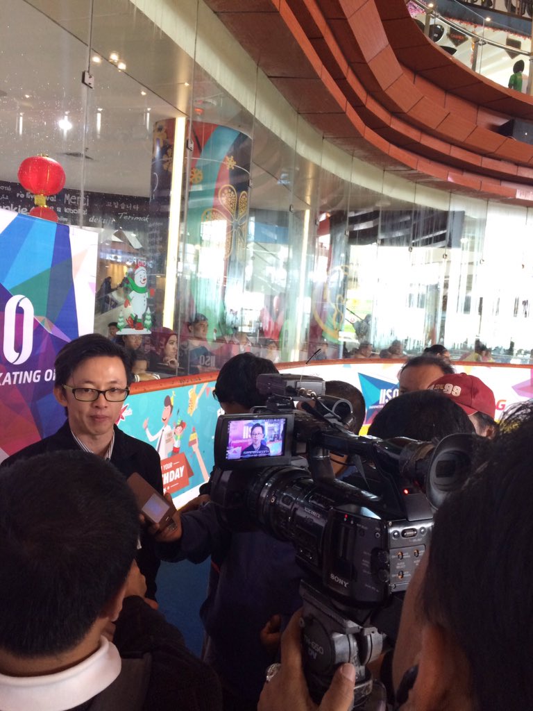 BXrink's tweet photo. Bpk. Wiwin Darmawan Salim selaku ketua penyelenggara #IISO2016 saat sedang diinterview oleh media tv dan online. https://t.co/NhdvZK3y4u