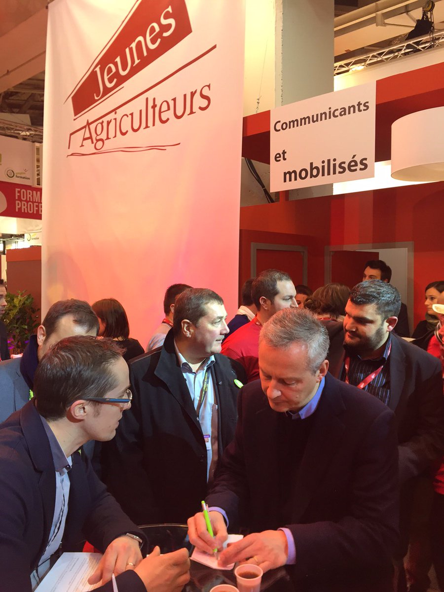 AvecBLM's tweet photo. .@BrunoLeMaire échange avec les @JeunesAgri au #SIA2016 ! https://t.co/b7NXij7gHk