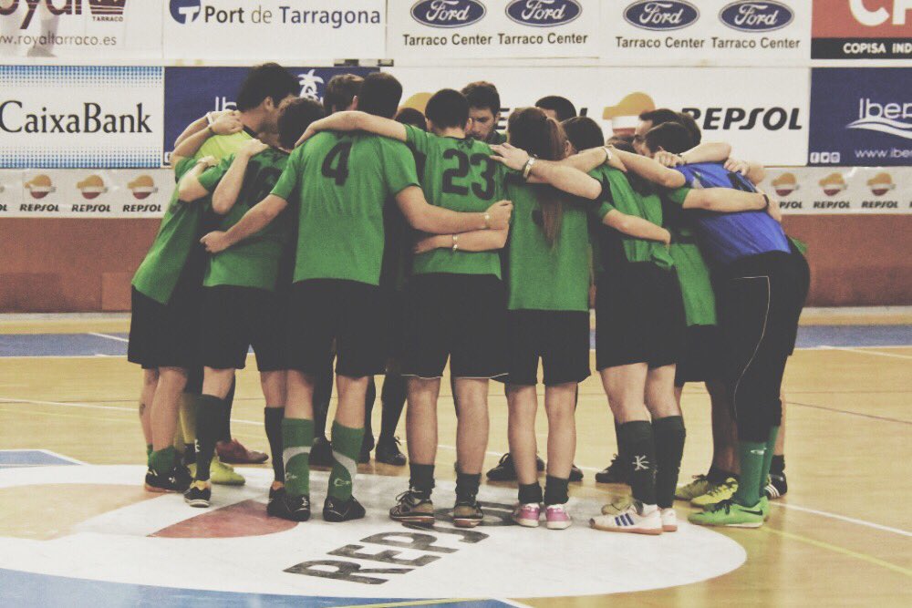 Verds's tweet photo. SEGUIM amb els assajos. Avui (20:00h), dimecres (20:30h) i divendres (21:30) ens veiem a Cal Figarot! #castellers https://t.co/dVcx7lKCUE