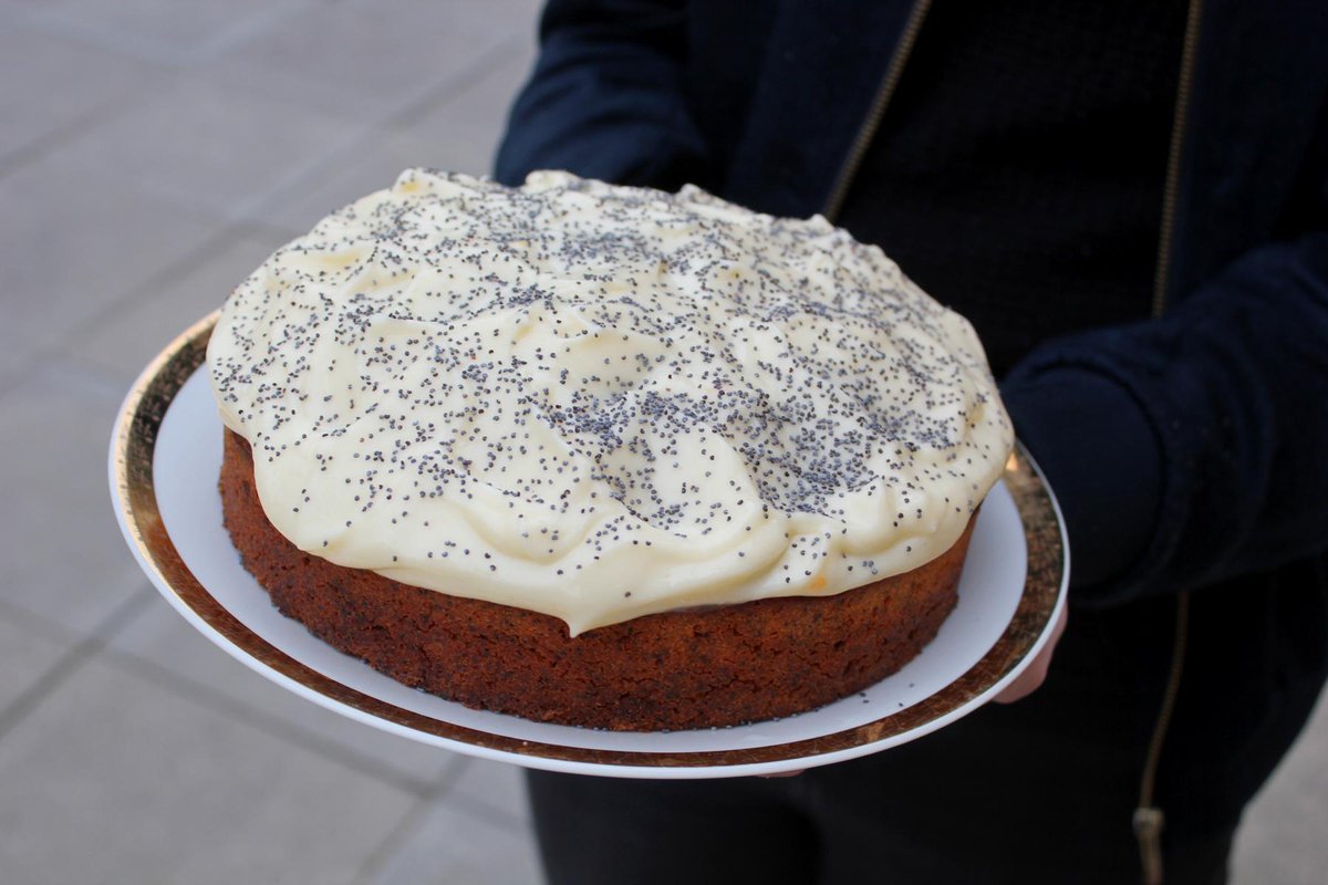 Pro milovníky sladkého. Pomerančový dort s mákem. Anebo banánový chlebíček s arašídovým krémem od Děvčete u plotny.