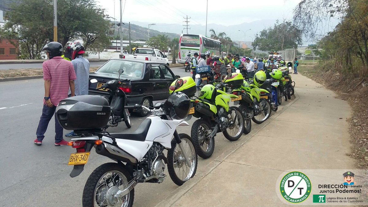 transito_bga's tweet photo. Los agentes de la DTB con el apoyo de la policía trabajan para evitar el transporte informal https://t.co/1HVVuhbeiz