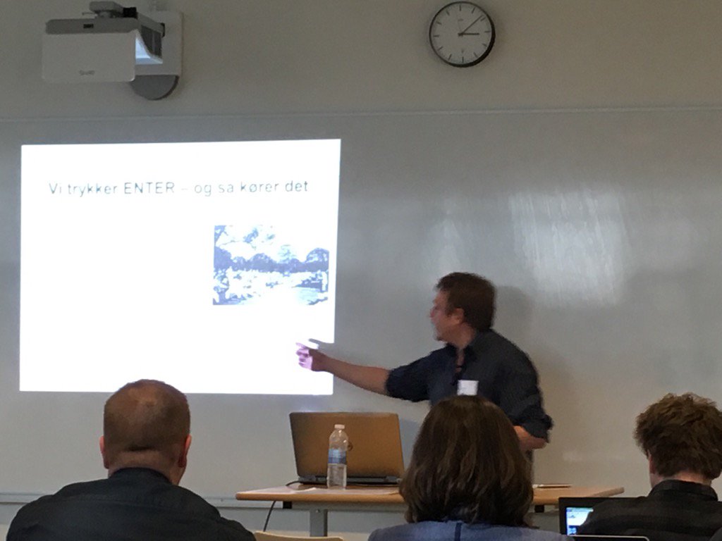 andershjortskov's tweet photo. "Vi trykker enter og så kører det" - men hvad er det der driver det? spørger Thomas Ryberg AAU #dddsdu https://t.co/SRrqjbY4mb