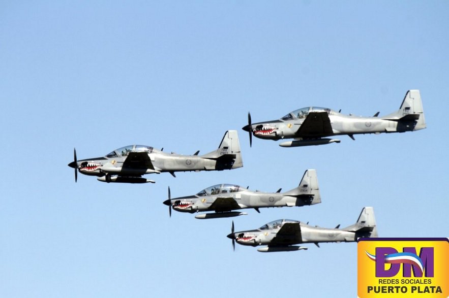DMRedes_PtoPta's tweet photo. Realizan pasaje aéreo los Supertucanos del Escuadrón de Combate de la @FuerzaAereaRD. https://t.co/CM7A8t2C9E