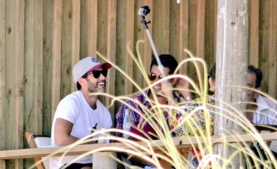 PortalLaliBR's tweet photo. Lali e Mariano em praia do Uruguai ontem (28) #KCA #VotaLaliEsposito https://t.co/AYuQdAn0EO