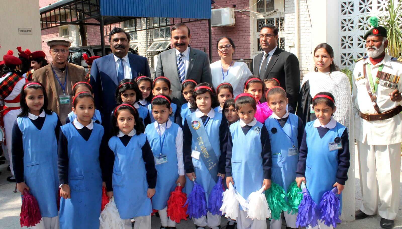 Dr Tariq Fazal Ch Pa Twitter Dr Tariq Fazal Ch In A Group Photo With The Children At Imcg F 6 2 Islamabad T Co Kdlqmtxofp Twitter