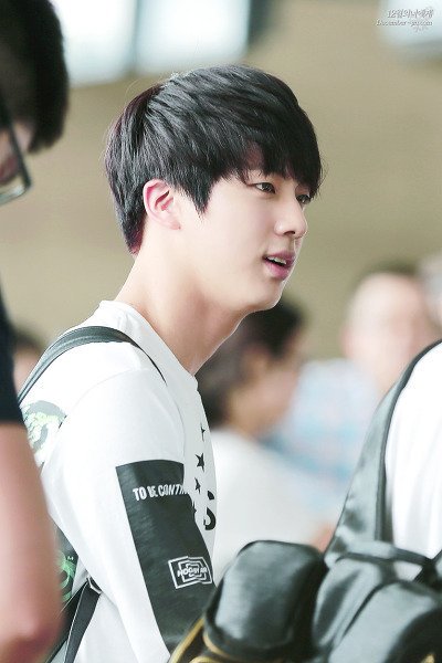 Jin_beanbin's tweet photo. 얼굴만 뽑아서 그려서 사진 원본 찾느라 한시간동안 뒤적뒤적.. 갤러리정리를 해야겠습니다.. #방탄소년단 #진쨩 #진 
예쁜사진감사합니다♥ 담엔 더 잘그릴게오😚 https://t.co/pMtPVOl8Zs