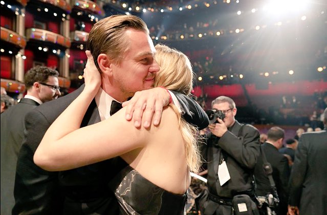 Franciscaccr's tweet photo. Que amorosa Kate 👏 hasta pareciera que estuviera enamorada de Leo 😁❤️🎉 #KateWinslet #LeonardoDiCaprio #oscars https://t.co/C7usUs096e