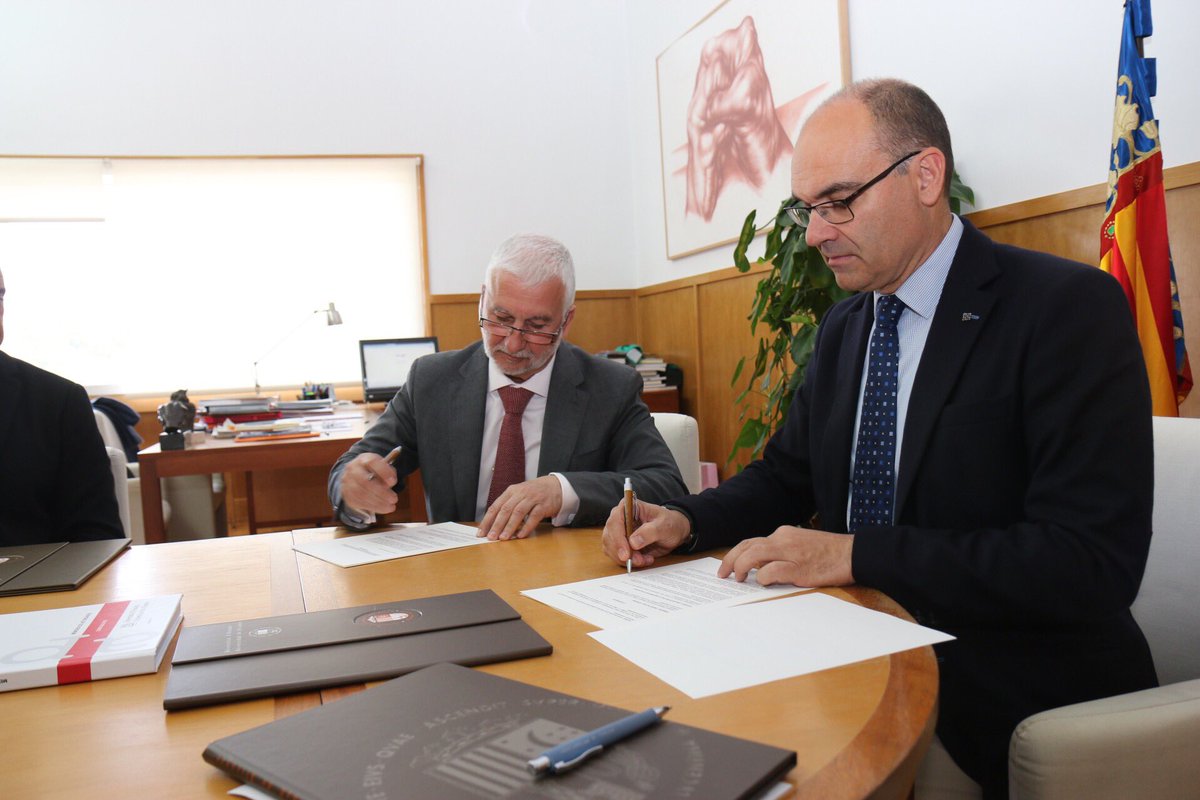 rectorUA's tweet photo. .@EsAltea s'incorpora a la Xarxa de Seus de la @UA_Universitat amb la creació d'un Aula Universitària https://t.co/jvMyWgRokr