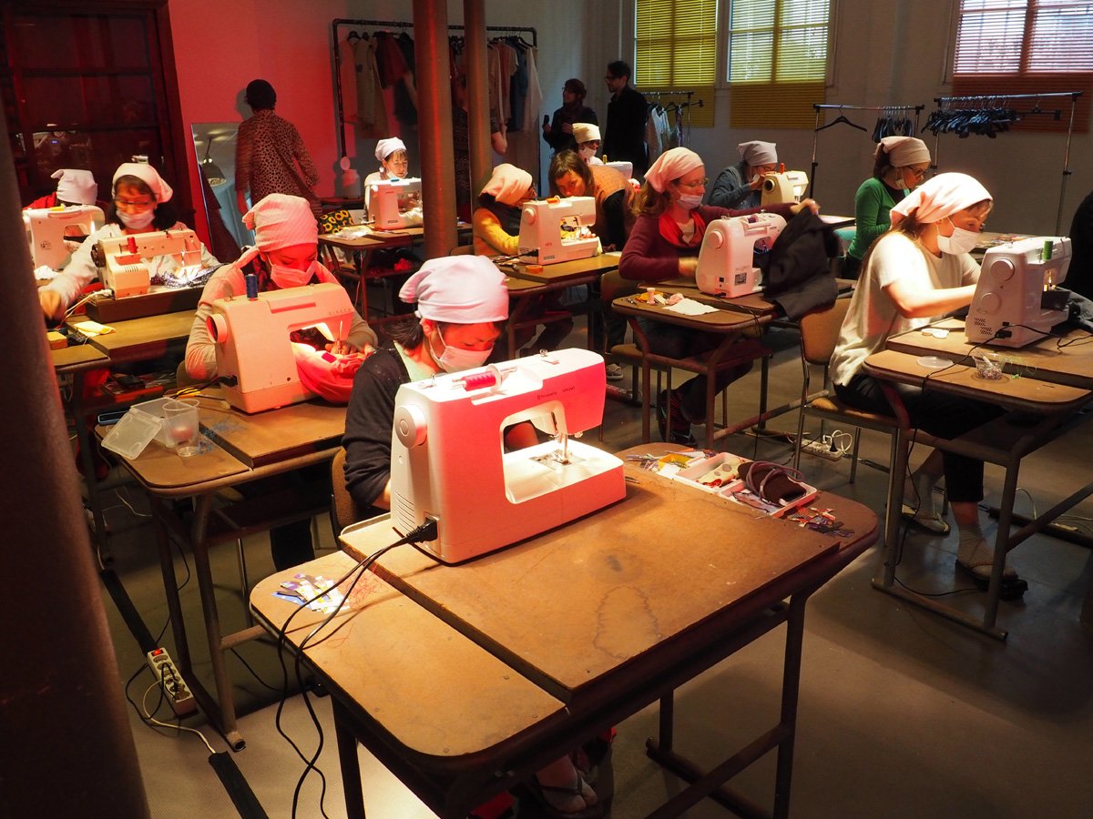 @sneetchlille  Perf textile participative Condition Publique 1>3/04 #sweatshop #Roubaix  laressourceaaa.fr/devenez-coutur…