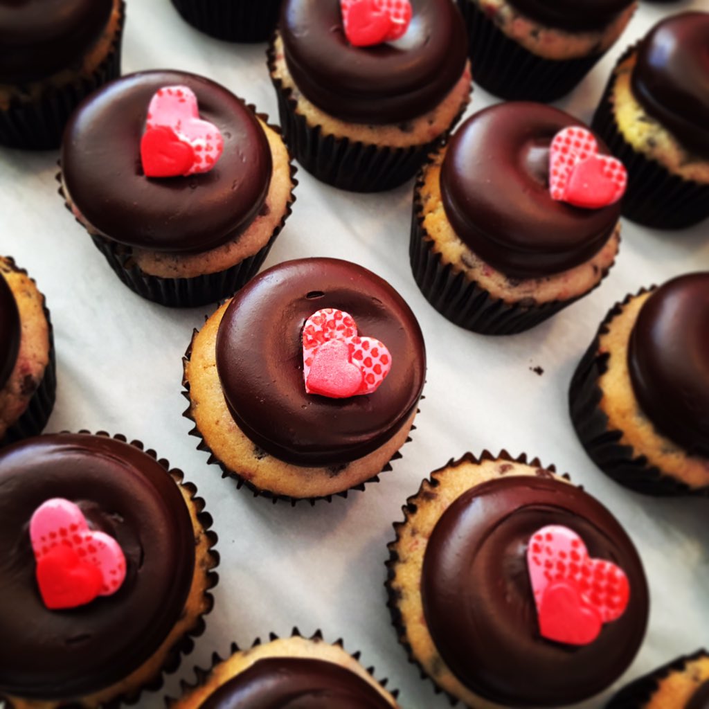 GTownCupcake's tweet image. 😍 An extra day for #RaspberryChocolateChip! #LastCall #FebruaryFlavors #LeapDay #CupcakeCam TLC.com/CupcakeCam