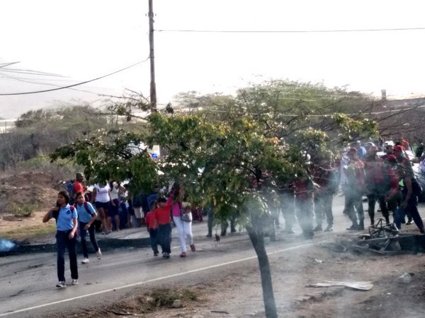 usa_Rvzla's tweet photo. #29F2016 GENTE PROTESTAN EN MARAGARITA Y LA GNB LOS REPRIME #GAR @InfoVzlaNet @NaranjaRA @TacoTuit @RossVzla29 https://t.co/xbrNlBQw3j