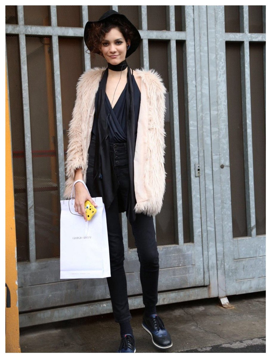 PrimpyIT's tweet photo. #Primpers vi piace lo stile di @candelanovembre?Casual e raffinato @armani #fashionshow
#milanofashionweek https://t.co/qNH9tGlu6d