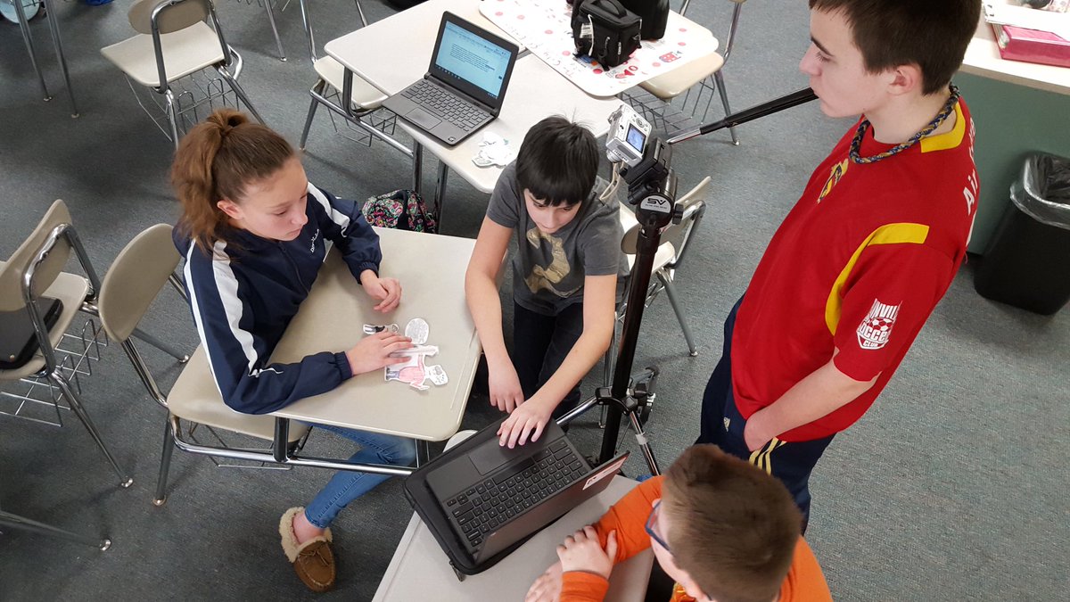 MsFranklinELA's tweet photo. Ss making their first RSA and Common Craft videos! #edtech #elachat https://t.co/69EHbjp9Lu