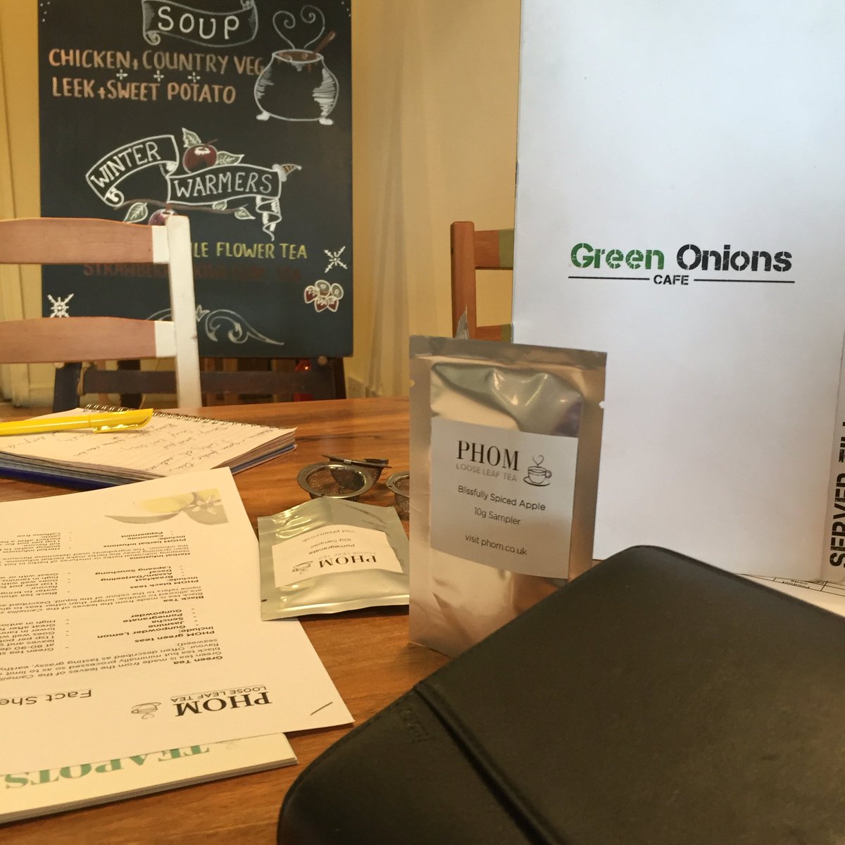phomtea's tweet image. Lovely to meet Matt from @GreenOnionsCafe great little spot in West Kirby #freshjuices #teatalk #rawfood #wirral