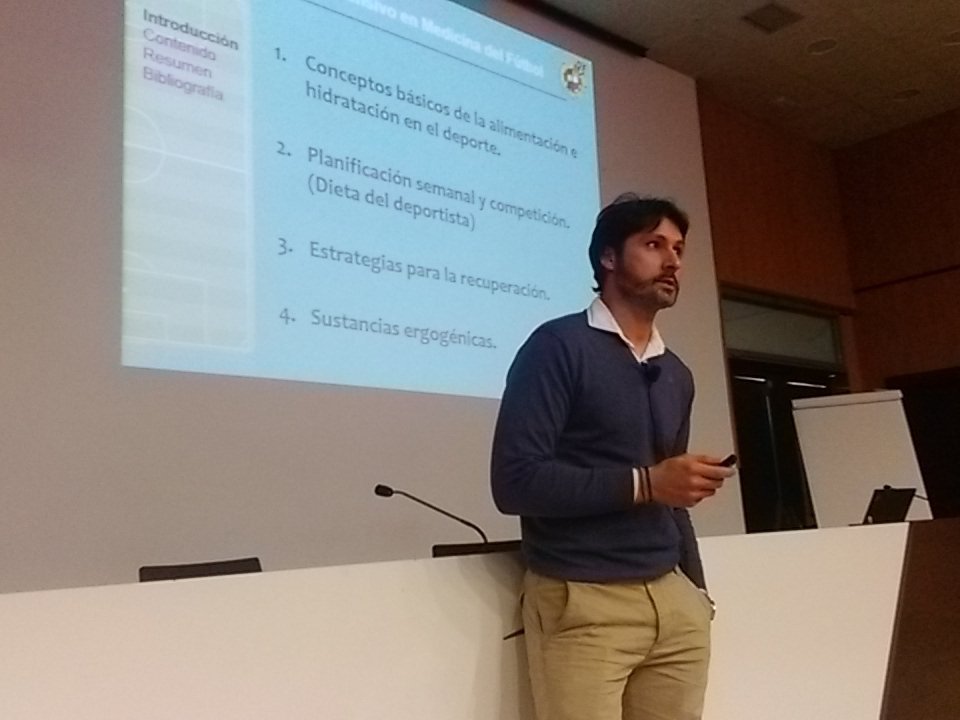 AEMEF_'s tweet photo. El Dr.Joaquin Mas -@jmasribas- del @realmadrid ponente en el.Curso Medicina del Fútbol #CursoRFEF&amp;AEMEF https://t.co/YdxYmyiR2y