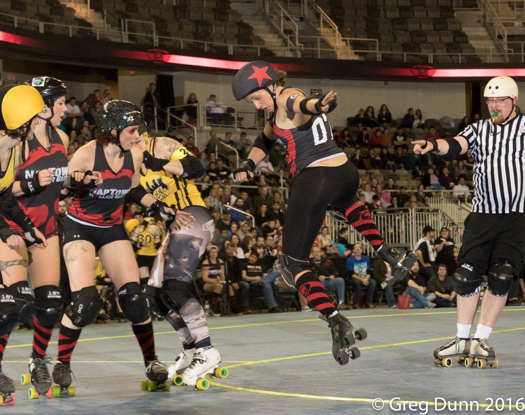JoanofDarkKnits's tweet image. Amazing photo of Cherry Otto-Fire @PapaDarkIndy took is a prime example of #rollerderby athleticism. @naptownrg